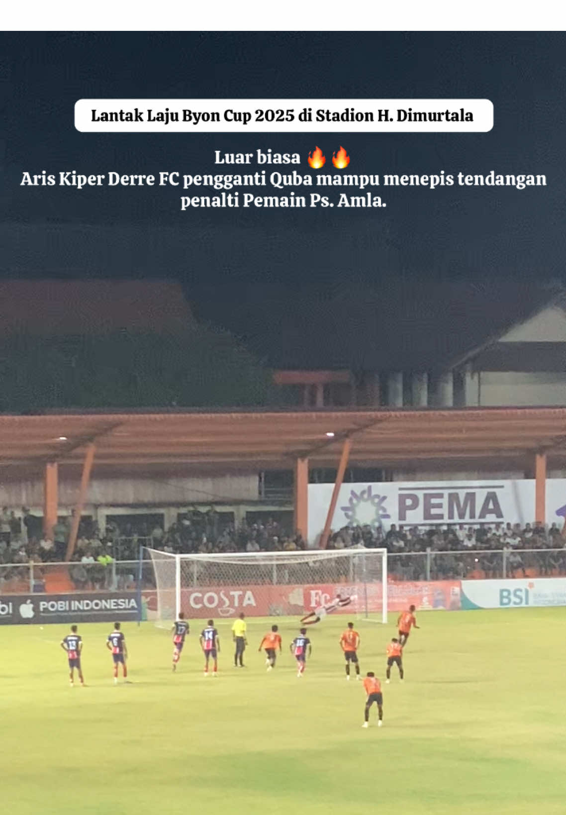 Laga penuh emosi antara Derre FC dan PS. Amla di Byon Cup Lantak Laju 2025! ⠀ Benturan keras di area kotak penalti membuat Fakhrurrazi Quba, kiper utama Derre FC, harus ditandu keluar dan dilarikan ke rumah sakit. PS. Amla mendapat penalti… Namun Aris, sang kiper pengganti, hadir sebagai pahlawan! Tepis penalti, jaga gawang tetap suci, dan beri harapan untuk Derre FC! ⠀ PS. Amla tak menyerah. Mereka bermain agresif dan menciptakan beberapa peluang emas. Rijal Tores yang masuk di menit ke-70 pun langsung memberikan tekanan dan sempat mendapat dua peluang… Namun penyelesaian akhir belum maksimal. ⠀ Skor akhir 2-0 untuk Derre FC. Lolos ke Semifinal 🔥🔥🔥 @LANTAK LAJU BYOND CUP 2025  @PS. AMLA LAMTEUNGOH  @AMLA fanbase  @Derre Fc Aceh Utara  #derre #DerreFC#PSAmla #ByonCup2025 #LantakLajuByonCup2025 #RijalTores #FahkrurraziQuba #KiperAris #ForQuba #SemifinallantaklajuByonCup #DerreVsAmla #SavePenalti #TarkamAceh #HighlightByonCup2025 #BeritaBolaAceh #SepakbolaAceh #FYPBola #LagaDramatisTarkamIndonesia #fypシ゚viral🖤tiktok #fypシ #fypindonesia #fypindia #fypbolasepakmalaysia #fyppppppppppppppppppppppp 