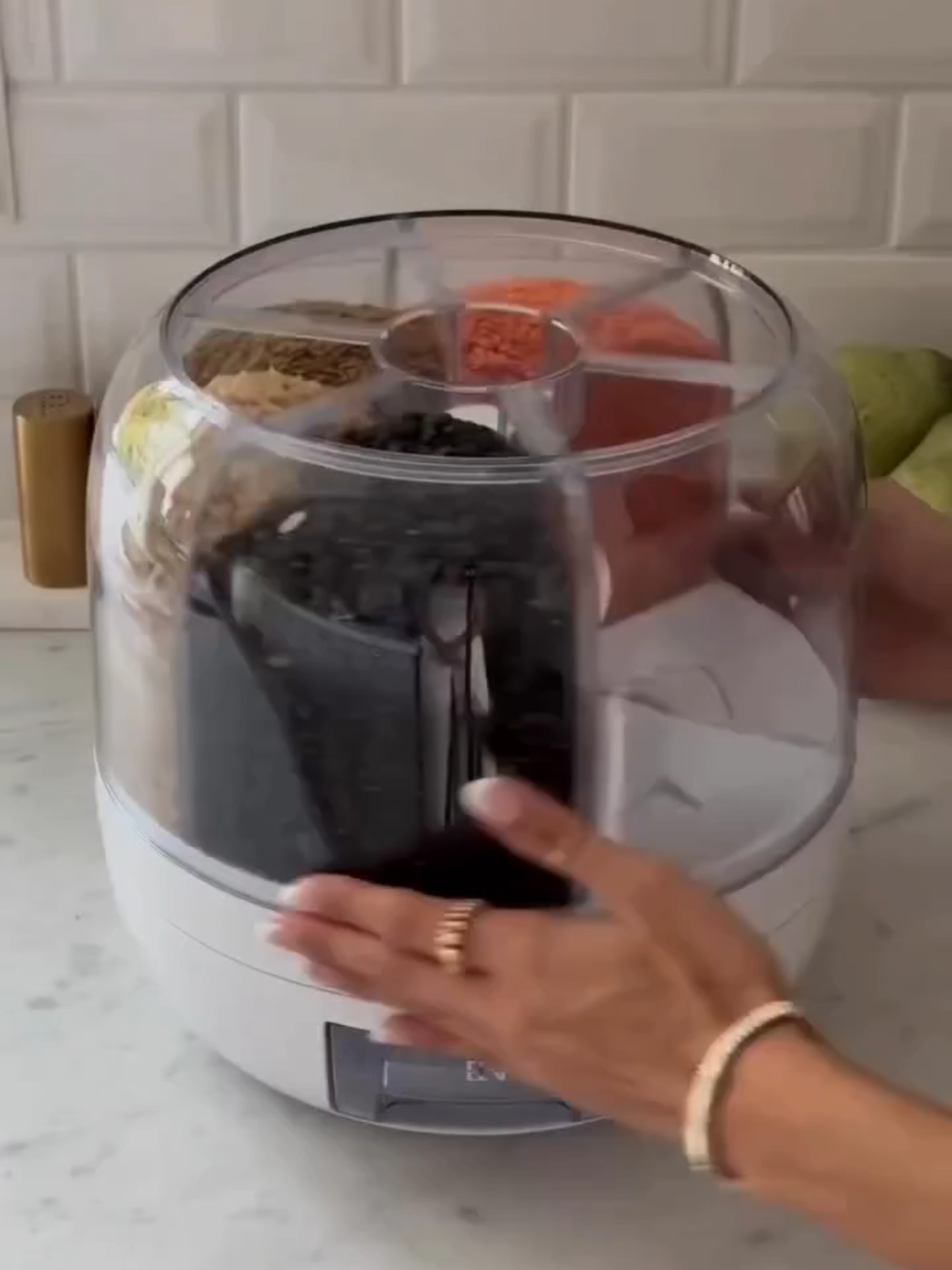 De  ̶R̶$̶1̶1̶9̶,̶9̶0̶  - R$93,99  Dispenser Giratório Organizador de Alimentos com 6 Compartimentos para Grãos, Cereais Luxo. 🧡​ COMENTE 