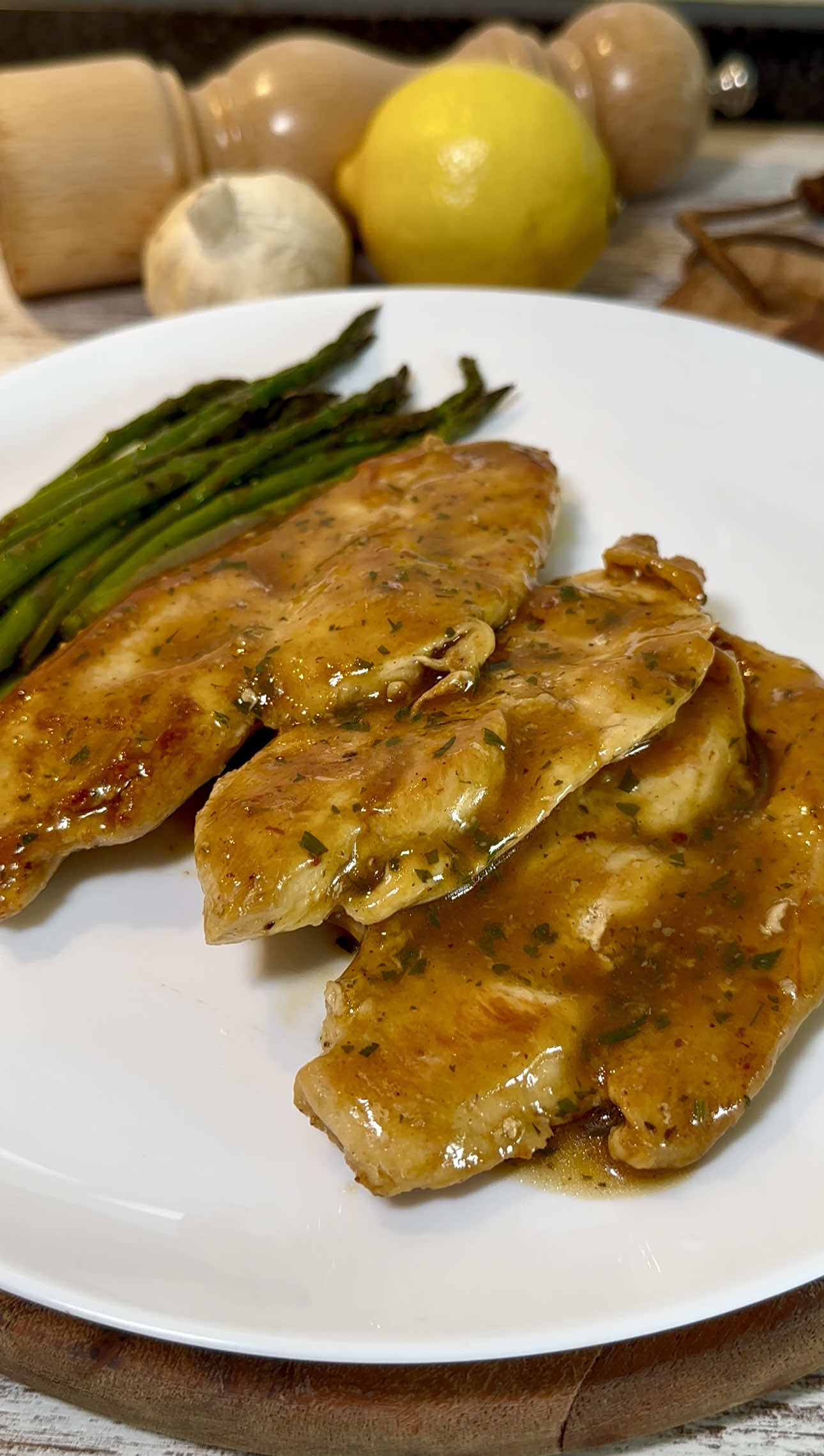 Pollo en salsa de miel y limón 🍯🍋🍗 Hoy os traigo otra receta sencilla con pechuga de pollo, con una salsa que está para mojar media barra de pan… ¡os encantará!  📝 INGREDIENTES (2 personas): ▪️20ml zumo limón 🍋 ▪️2 cs de miel 🍯 ▪️350ml caldo de pollo 🥣 ▪️1 cs maizena (diluída en 100ml del caldo)  ▪️800g pechuga de pollo 🍗 ▪️3 dientes de ajo rallados 🧄 ▪️Ralladura de 1/4 de limón 🍋 ▪️1/2 cdta de cayena molida (opcional) 🌶️ ▪️Perejil 🌿 🔸Adobo pollo: ▪️1 cdta de ajo en polvo ▪️Sal y pimienta al gusto  ▪️10ml aceite de oliva virgen extra  🔸Acompañar con patatas fritas, arroz o tus verduras preferidas  👨🏻‍🍳 PASO A PASO: 1️⃣ Fileteamos las pechugas de pollo, salpimentamos, agregamos ajo en polvo y un buen chorro de aceite. Masajeamos bien y reposamos en frigorífico durante al menos media hora.  2️⃣ En una cazuela con un buen chorro de aceite, doramos las pechugas de pollo por ambos lados, a fuego fuerte. Reservamos y en la misma grasa rehogamos a fuego medio los ajos rallados (un minuto aprox, con cuidado de no quemarlos). 3️⃣ Agregamos el zumo de limón, la miel y el caldo de pollo. Mezclamos bien, hervimos un minuto e incorporamos la fécula de maíz diluída en algo de caldo. Cuando rompa a hervir, incorporamos el perejil picado, la ralladura de limón y la cayena.  4️⃣ Reincorporamos el pollo y cocinamos un par de minutos con la salsa. Si espesa demasiado bastará con agregar algo de más de caldo. Una vez tenga la textura deseada, servimos con nuestra guarnición preferida… ¡y a disfrutar! . . . . #cocinaentiktok #recetasfaciles #recetaviral #pollo #recetas 