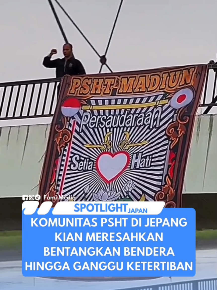 Komunitas WNI di Jepang Kian Meresahkan  Baru-baru muncul video yang menunjukkan Komunitas PSHT di Jepang membentangkan Spanduk berlogo Komunitas yang dinilai mengganggu ketertiban umum di Jepang. Video tersebut menyebar dengan cepat setelah diposting oleh Unboxing Japan yang membagikan video kelakuan Warga Negara Asing yang dinilai kerap kali mengganggu ketertiban umum di Jepang. #FumiMedia #PSHT #Jepang #Umum #Silat #KetertibanUmum 