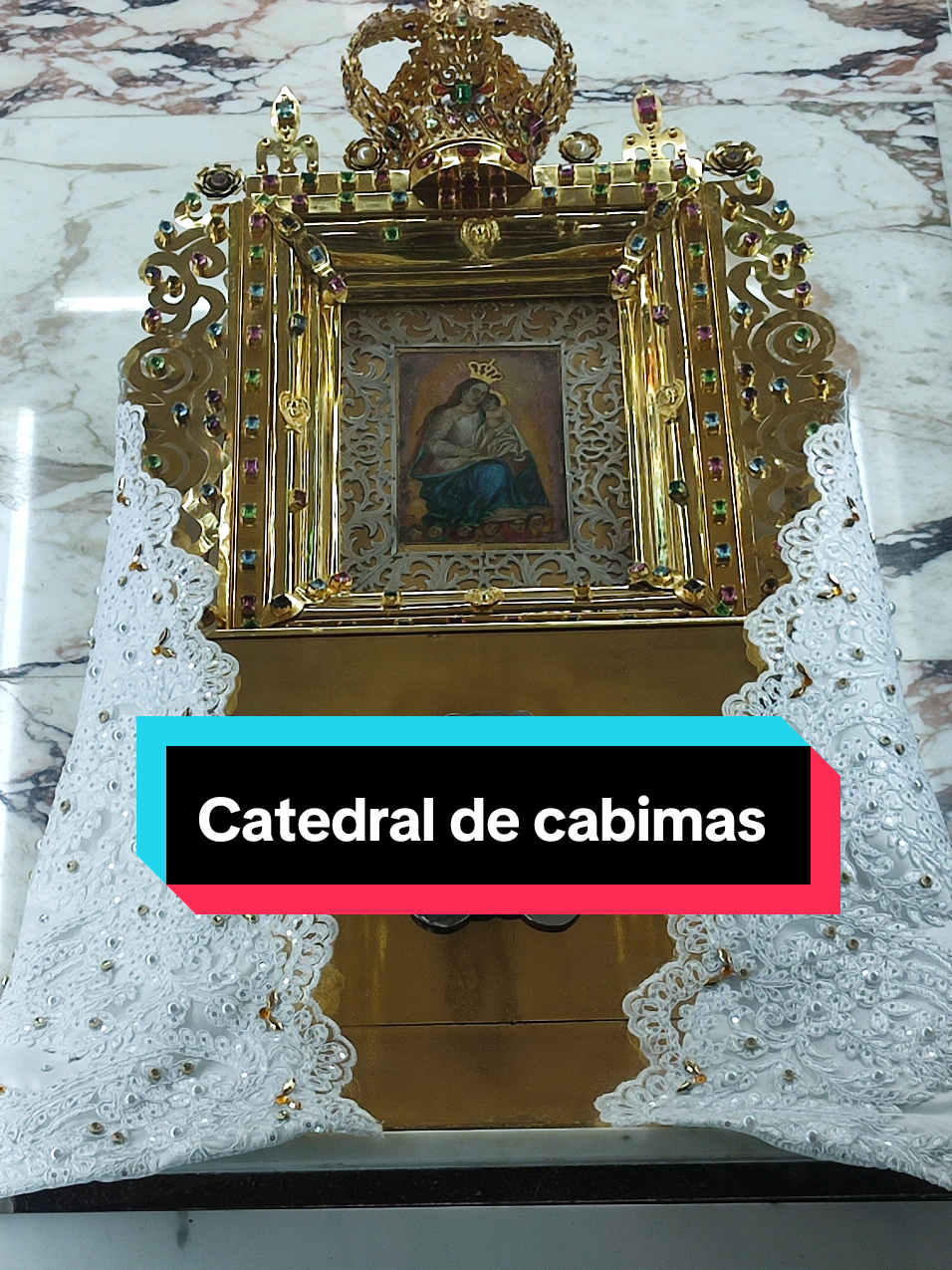 La Catedral de Nuestra Señora del Rosario de Cabimas se construyó inicialmente como una iglesia humilde en 1829, gracias a la iniciativa de Juana Villasmil. La estructura actual, con sus dos torres y características neoclásicas, se completó a lo largo de más de 30 años, culminando en 1965, año en que se erigió como catedral al crearse la Diócesis de Cabimas. La catedral se ubica en el centro de Cabimas, en el estado Zulia, Venezuela. Es un importante centro religioso y cultural para la ciudad.  #irlstreaming #recomendaciones #cabimas #cabimas🇻🇪 #vi #irl #venezuela #zulianos 