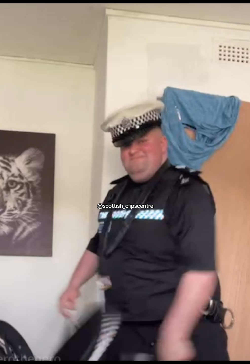 #fyp #scottishtiktok #leesutherland #belt #policecostume #scottishbanter #scottishpatter #glesgabanter #glesgatiktok #Scotland #scottishfyp #likeanddescribe #polis #corruption 