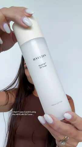 I saw @Cardi B using the @HAYEJIN_Global Oil Toner and I couldn't resist trying it myself 🥰✌🏼 . . . #CardiBOilToner #HAYEJIN #CardiBMoiturizer #CardiBHayejin #HAYEJINOilToner @HAYEJIN #ugc #skincare 