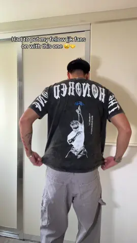 I’m 6ft2 87kg wearing a size L! #fashiontiktok #gojousatoru #tojifushiguro #animeclothing #jjkedit 
