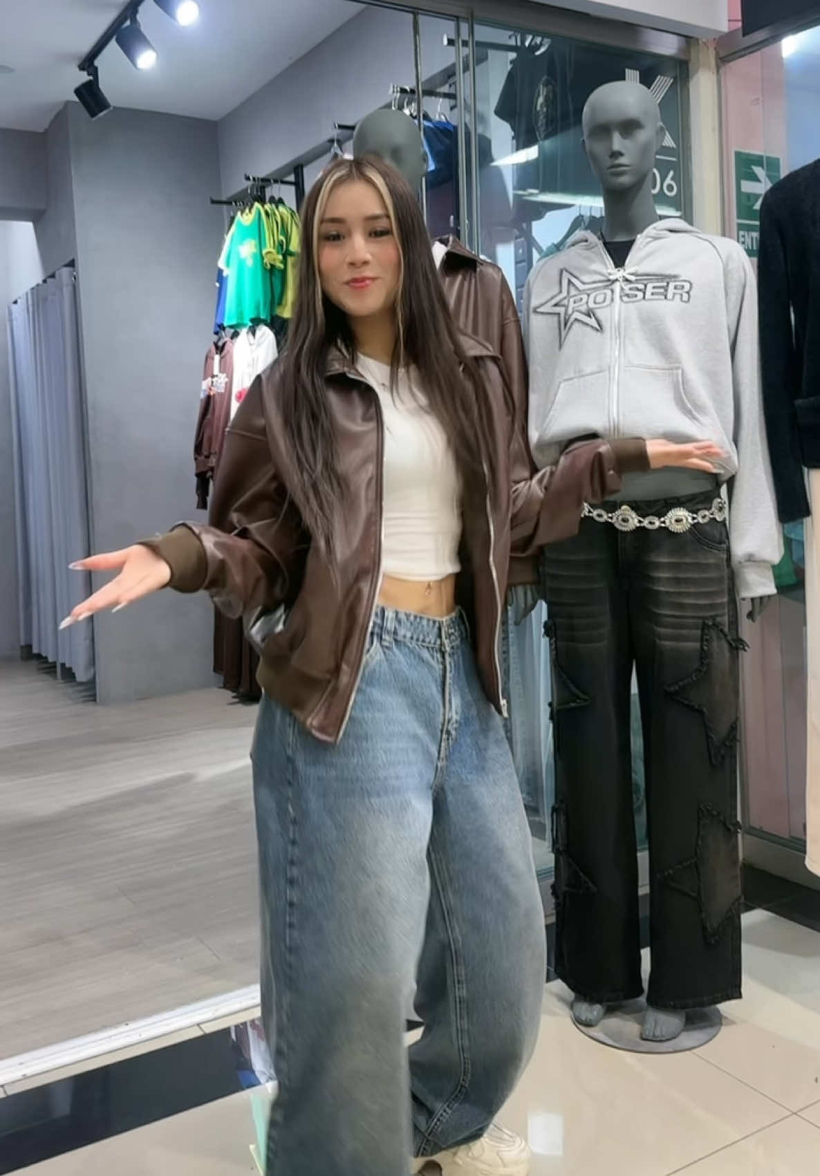 Hoy nos visitó @Milenka_nolasco🐩💗 y se llevó su look favorito <333 #peru #gamarra #lowrise #jacket #jean #viral #baggy #marron 