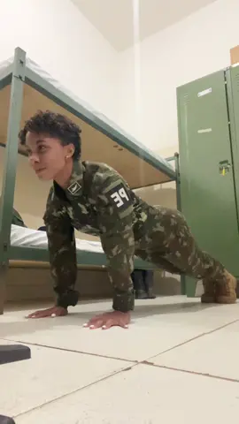 a trend só chegou em mim agr, fds (tava nos rascunhos 2 meses 😍#army #militarylife #pushups #flexao #esa #militarywomen #estudos 