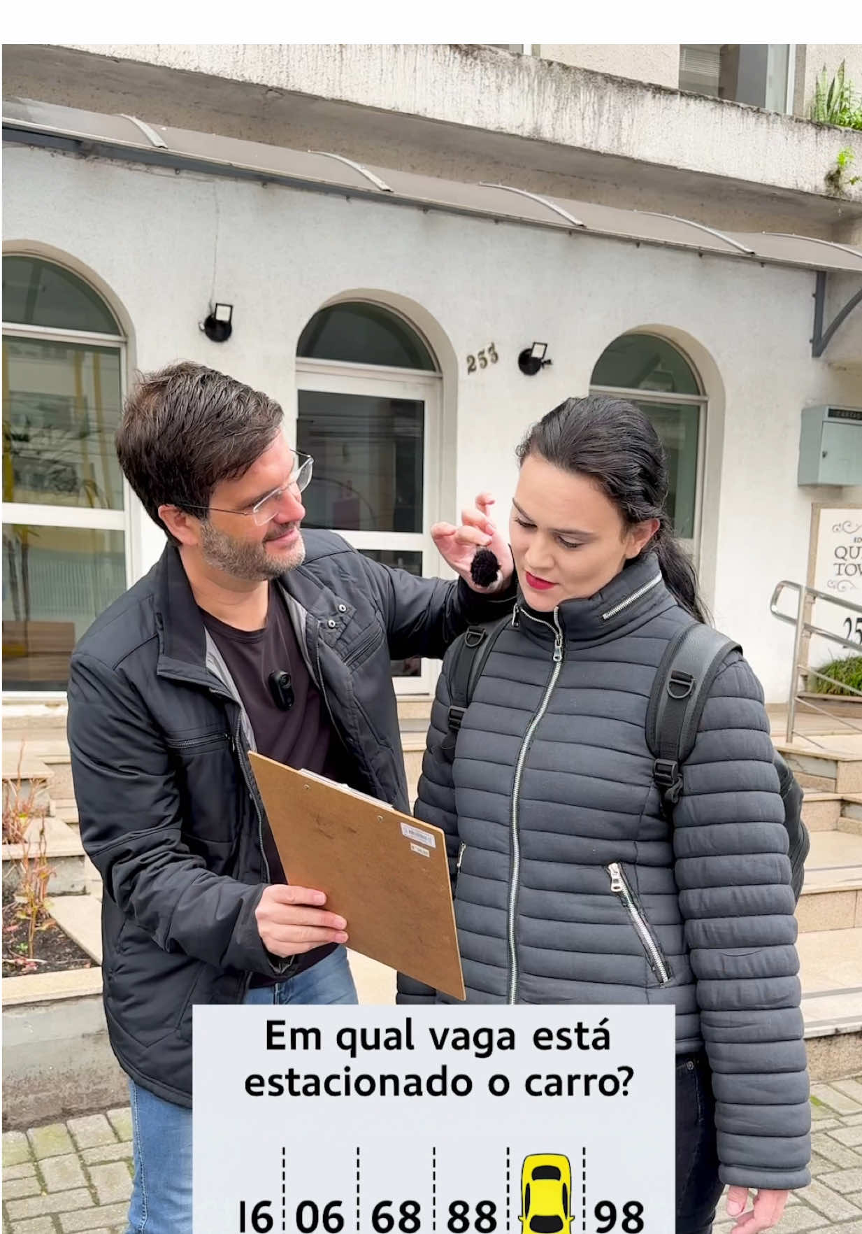 Valendo R$1.000,00, onde o carro está estacionado?