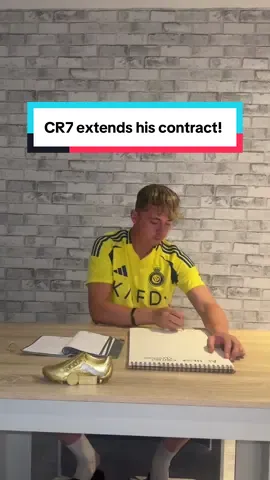 CR7 stays with Al Nassr! ✍🏼 #fyp #cristianoronaldo #alnassr #latenightpost #viral #cr7 #football #foryoupage #goat #wednesday #promomakanliburan #foru #foryoupag #fypdong @نادي النصر السعودي 