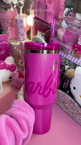 Pov: você é fã da Barbie e encontrou esse copo PERFEITO da Stanley na Shopee 😍✨️ Sério, eu estou apaixonada! Querem o link? 💘  #creatorsearchinsights #garotasapoiamgarotas💝🎀✨️ #fypageシ #StanleyCup #barbie #achadinhos #paty #viralditiktok 