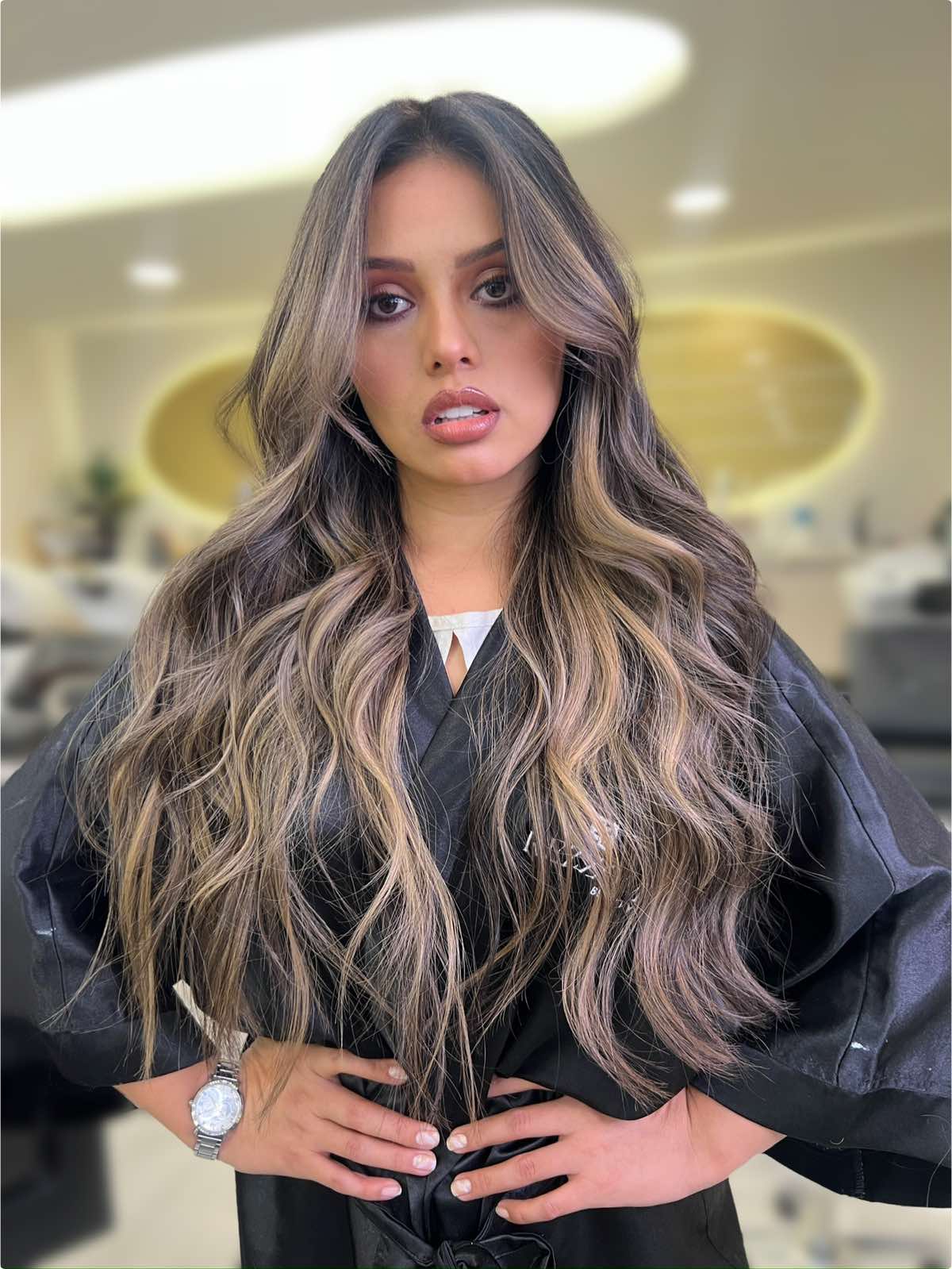 Personas que vienen de todas las ciudades de Bolivia para transformar su look conmigo — y es una alegría enorme recibir a cada una en nuestro salón. Dale play al video de hoy y mira el milagro que hicimos en este cabello. Agenda ya tu transformación con nosotros. Ven y vive la experiencia Rezzom Beauty✨ #mechas #balayage #cabelodegrife #highlights #ombre #highlights #ombre #balayagehair #word #cambiodelook #morenailuminada #haircolour #cabello #foruyou #hair 