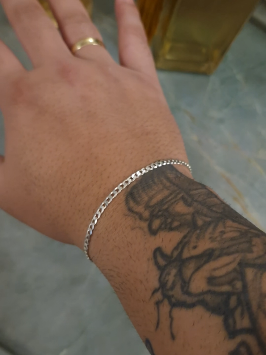 Luxo em cada detalhe. A Pulseira Grumet 3mm não chama atenção — ela impõe respeito. ⠀ #JoiaDeLuxo #Prata925 #Grumet3mm #PulseiraDePrata #ElegânciaMasculina #LuxuryStyle #Pratzio #Fyp