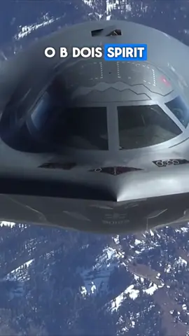 O bombardeiro mais furtivo da história! O B-2 Spirit foi inspirado no falcão peregrino e é capaz de atravessar defesas aéreas sem ser detectado. Com autonomia de mais de 11 mil km, carrega até 27 toneladas de bombas — inclusive nucleares. Mas o custo impressiona: cada hora de voo pode chegar a 130 mil dólares! 👇 Qual o seu bombardeiro favorito? Comenta aí! #militarzando #curiosidades #b2 