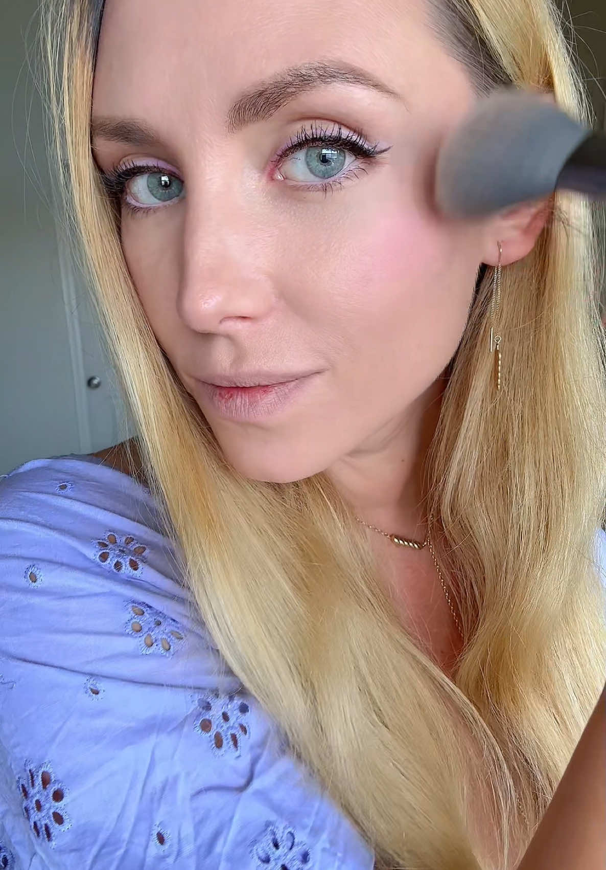 My new favorite blushlighter from @fwee 🩷 I’m really obsessed 💖 gives me that Barbie vibe 💗 #fwee #weehighlighter #fairydusthighlighter #weeblushlighter #westoneglitzhighlighter #highlighter #highlighterhack #pinkhighlighter #fyp #viral