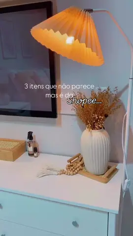 Não parece mas é da shopee!! ✨  . .  1• Item; Essa cômoda lindíssima, no MDF, com 6 gavetas bem fundas,espaçosas e com corrediças metálicas! 2• Item; Essas poltronas Maravilhosaaaas, que foi uma das minhas melhores compras da shopee, ela é confeccionada em madeira maciça, o tecido é em linho. Muito confortável e tem um acabamento Perfeitoo!  3• E por Último, esse espelho com design orgânico, a moldura em metal na cor dourada, o que adiciona elegância ao ambiente. Ele mede 115x60 cm.  . Se gostou e quiser o link, comenta aqui “Quero” que te envio. 🫶🏻  . . . . . . #comprasshopee #decorandocomashoppe #poltronasmadeiramaciça #espelhoorganico #comodaemmdf #temdetudonashopee 