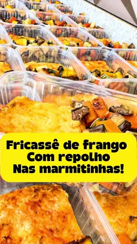 🥘 Fricassê de Frango com Repolho Assado – Saudável, Cremoso e Irresistível! Essa receita é leve, rende muito, é cheia de sabor e ideal pra marmitinhas congeladas! 👉 Ingredientes: 	•	2,5 kg de frango cozido e desfiado 	•	3 kg de repolho picadinho 	•	1 kg de milho-verde, sendo: 	•	500g batidos com 1 litro de leite + 4 colheres (sopa) de amido de milho 	•	500g de milho em grãos (sem bater) 	•	2 caixinhas de creme de leite light 	•	1 requeijão cremoso light (400g) 	•	Cheiro-verde a gosto (para finalizar) 👉 Temperinhos usados: 	•	2 colheres (sopa) de tempero limão e ervas 	•	2 colheres (sopa) de colorau 	•	2 colheres (sopa) de chimichurri 	•	2 colheres (sopa) de páprica defumada 	•	1 colher (sopa) de açafrão (cúrcuma) 	•	Sal a gosto ⸻ 👩‍🍳 Modo de preparo (passo a passo no vídeo!): 	1.	Refogue o frango desfiado com os temperinhos até ficar bem saboroso. 	2.	Acrescente o repolho picadinho e refogue até murchar. 	3.	Adicione o milho batido com o leite e o amido. Cozinhe até engrossar. 	4.	Misture o milho em grãos, o creme de leite e o requeijão. 	5.	Finalize com cheiro-verde picado e misture tudo. 	6.	Coloque em uma assadeira e leve ao forno até formar uma casquinha dourada. 	7.	Depois é só cortar em quadrados e montar as marmitinhas com legumes assados. Fica lindo, delicioso e super saudável! 👉 Quer aprender o passo a passo completinho? Corre lá no meu canal no YouTube! Lá tem a receitinha gravada com todos os detalhes, do jeitinho que eu fiz. 💛 E se você gostou, já me segue, curte, compartilha e salva pra não perder! #fricassêfit #fricassêdefrango #fricassêsaudável #fricassêcomrepolho #marmitafitness #marmitinhasfit #frangocomrepolho #comidasaudável #marmitafitnocapricho #fricassênutritivo #fricassêassado #comidacongelada #receitafit #fricassêcremoso #fitnocapricho #receitacomamor