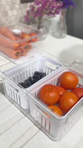 Tu refrigerador, más ordenado que nunca con CasaChic 😍 ¿También te pasa que tienes que mover mil cosas para encontrar esa salsa escondida al fondo del refrigerador? 😱 ¡Hoy te mostramos la solución! 📹 Con nuestros contenedores transparentes y funcionales, tus alimentos quedan más visibles, ordenados y puedes aprovechar cada rincón del refrigerador. Descúbrelos todos en www.casachic.cl #casachic #organizacion #refrigerador #organiza #orden #chic
