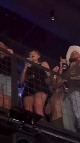 Omg Taylor is so unserious!She fucken insanely did all this for Trav.And Kittle is up for the duo singing.That feeling you get when you go back to where it all started.It appears they had a good night lit . #nfl #chiefs #traviskelce #erastourtaylorswift #taylorswift #surprised #nashville #swifttok 