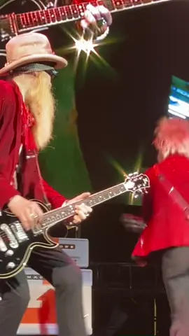 🤘😎@ZZ Top 🫵#zztop #concerts #live #billygibbons #elwoodfrancis #guitartok #bassplayer #guitarists #fyp #fy #80smusic #lagrange #guitarsolo @Billy F Gibbons 
