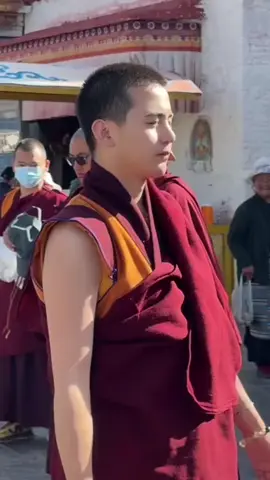 #chinatiktok #tibet #traditionalchineseculture #བོད་ལྗོངས། #བླ་མ། #monk #nhàsưTrungQuốc Does this Tibetan monk look like the male lead in an idol drama?