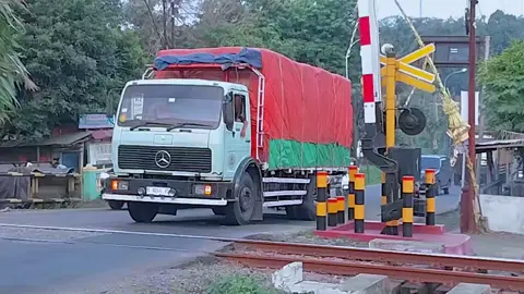 Detik ~ Detik Truk Mercy Mesin Mati Di Perlintasan Kereta Api  #bismillahfypシ #fouryoupage #drivermuda #pejuangrupiah #fypp #fypviralシviral #zyxcba #hobikamimembahagiakansupir #trukmboisindonesia🇮🇩 #four #supirtrukindonesia🇮🇩 #zcbxya #sodrekersindonesia #storytruk #trukmaniaindonesia #trukindo #trukindonesia🇲🇨 #truklovers #cctv_veteran🤙🎥 #stutjack🌶 