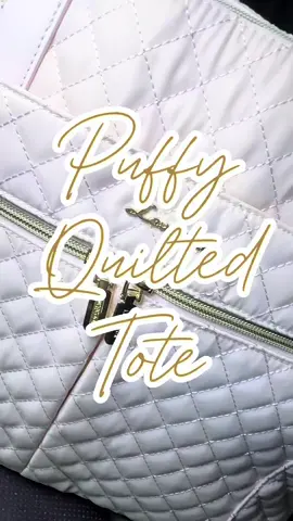 They are always on trend… not sure why I didn’t see this one coming! ☁️🤍 *Note this tote is a smaller style than my the totes in my other videos and has smaller cupholders. It will not fit large tumblers like the others. #creatorsearchinsights #dealsforyoudays #tiktokshopcreatorpicks #tiktokshop #puffertote #pufferbag #totebag #workbag #worktote #laptopbag