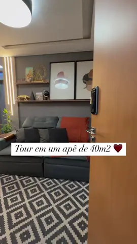 Um tour por esse apartamento compacto de 40 m², cheio de charme e funcionalidade. O que vocês acharam? 🤩🤍 Por: @aptour302 •────────────────────────• #arq_designer #arqdesigner #grupoarqdesigner