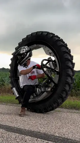 Warming up the 2 stroke…🔥 #moto #tech 
