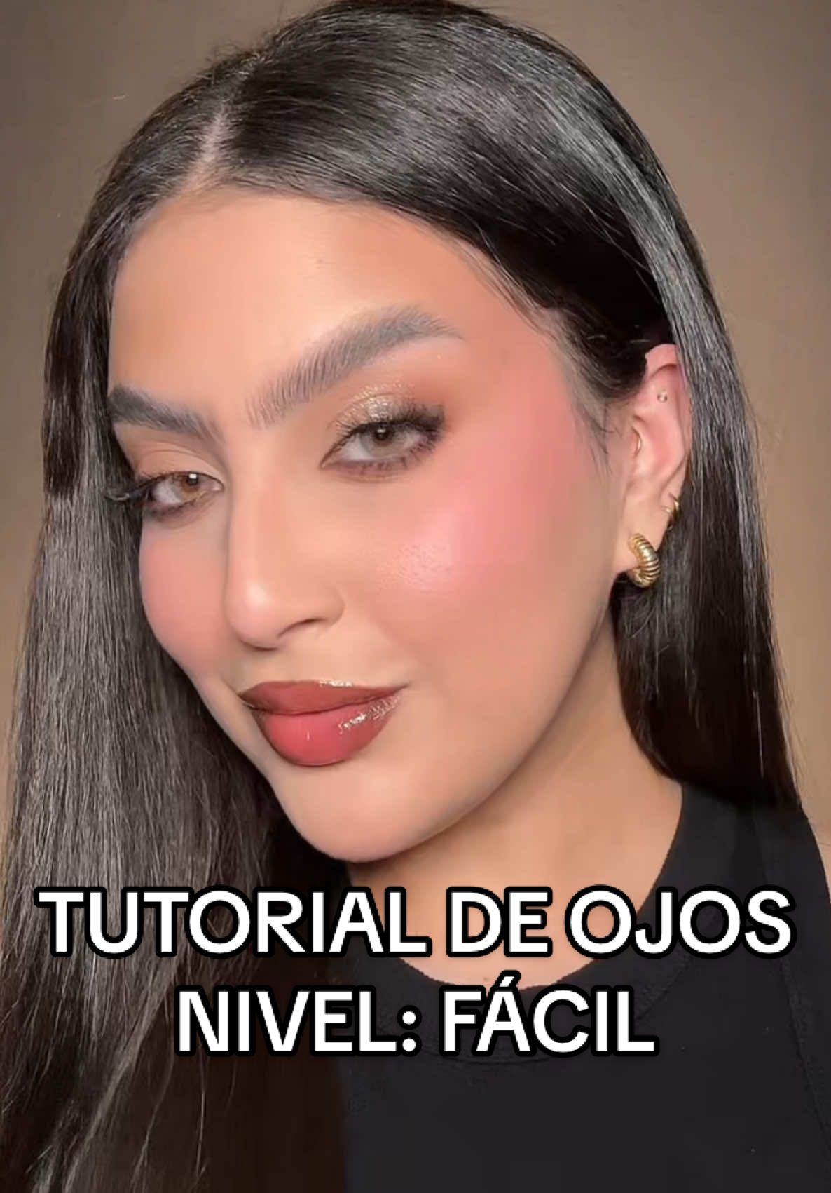 Replying to @nathaliekarinep ¿hacemos un nivel más intermedio? 🫢 los productos que utilicé: @RoseLab.official corrector hidratante (midnight) @ColourPop Cosmetics roaring hearts palette @moiracosmetics waterproof pressed powder  @Armani beauty liquid eyeshadow (bronze) @Salome Makeup lápiz en gel marrón #tutorialdemaquillaje #maquillaje #graduando #graduación #prom #maquilladora #tutorial #venezuela 