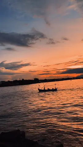 jangan lelah dulu ya! #sunset #fyp #foryou #laut #fypage 