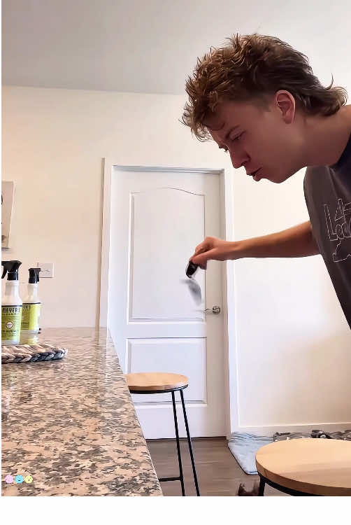How to always get your wife’s attention 👀😂🤣#fyp #funnyvideos #funnytiktok #usa #couple #coupleprank #haha 