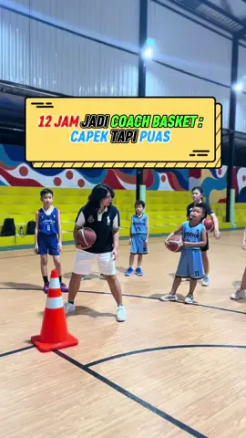 Capek? Iya. Tapi liat anak-anak main, berkembang, dan semangat — itu bensin gua. 12 jam full dari fisio, temenin tim U10 & U12 bertanding, lanjut latih klub. Jalan hidupku bukan di kantor. Tapi di lapangan. Tag temen kamu yang juga hidupnya 80% di lapangan! #basketindonesia #timnasbasketindonesia #basketballindonesia #basketballtraining #basketballcoach #balliflife #pelatihbasket #klubbasket #basketballgrind #viralbasketball 