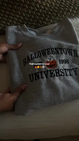 Am I obsessed? Yesss🧸🍁  #falloutfits #fallsweatshirt #halloweensweatshirt #spookyseason #dealsforyoudays #fallaesthetic #halloween #summerween 