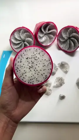 กวาดดอกลีลาวดี #dragonfruitflower  #carvingfruit #แกะสลักผลไม้ 
