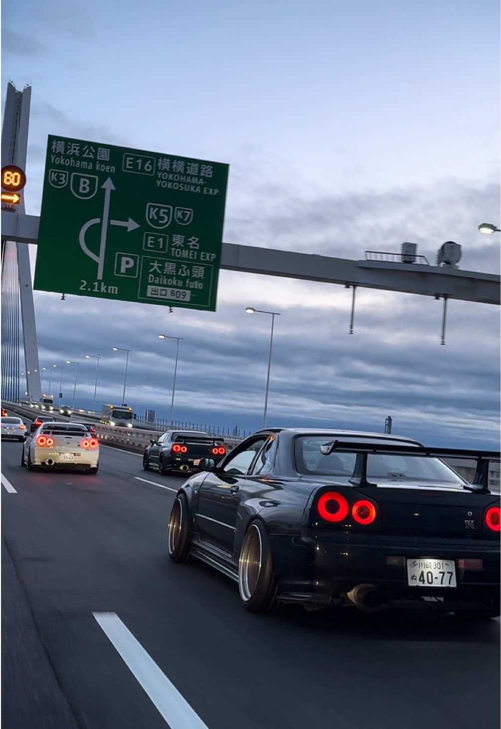 We can take you to the Daikoku Car Meet in our R34🤝🏻🔥 DM us to book @1daytona675   If you come to Tokyo, be sure to enjoy this special experience👍🏻 #carmeet #daikoku #daikokucarmeet #jdmcars 