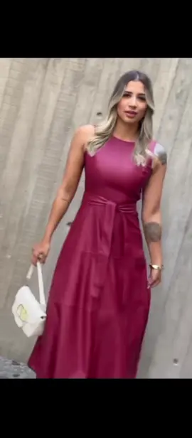 Vestido Feminino Midi Ragata Couro Fechamento com ziper Elegante e Confortavel Moda 2025. . . . . Link nos comentários 👇  . . . . #vestido #midi #feminino #couro #elegante #confortável 
