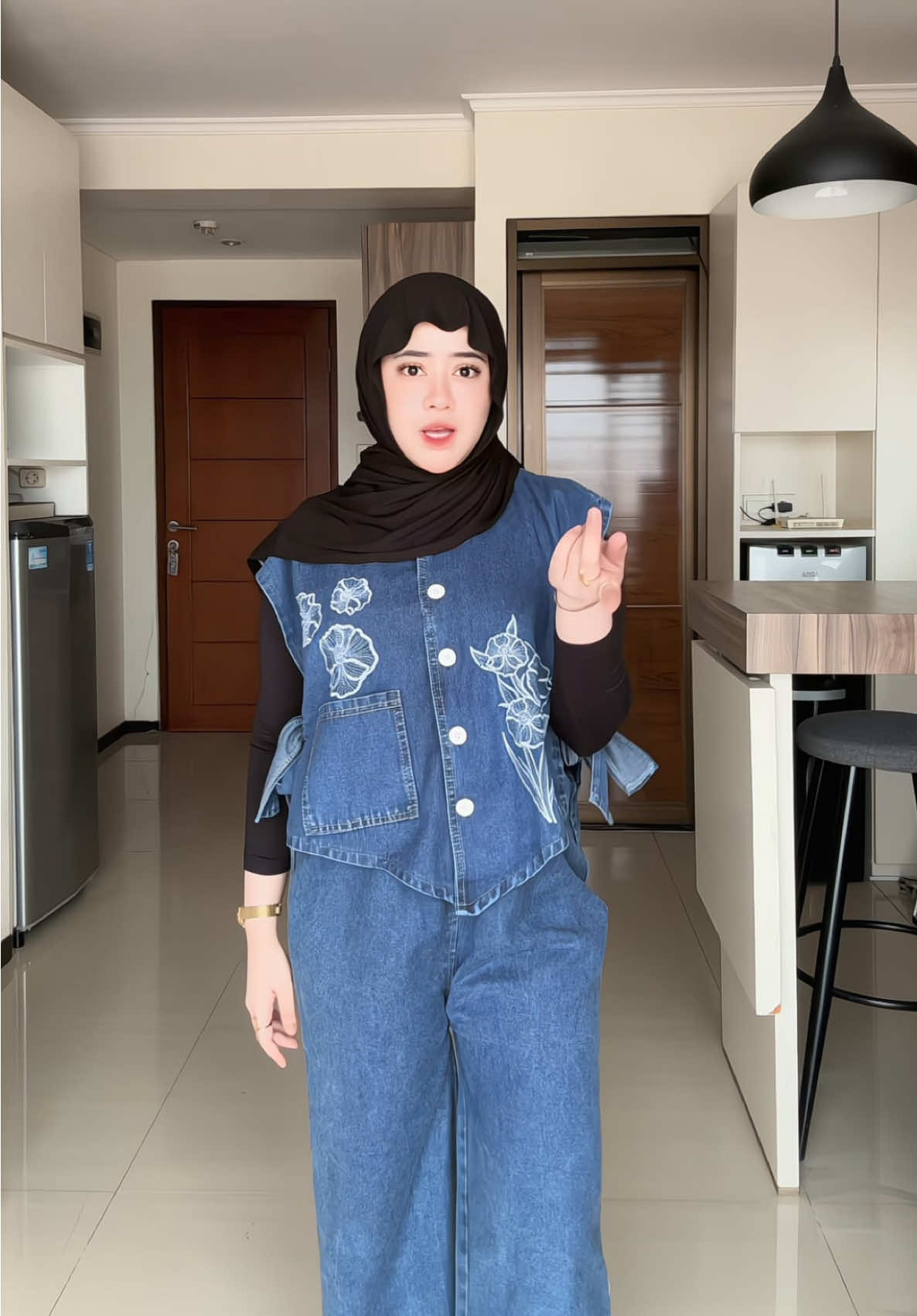 #ootdhijabstyle #OOTD #oneset #onesetkekinian #onesetjeans #vest 