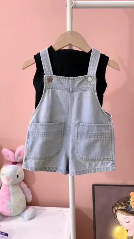 Chiếc yếm này mẹ Na mua  6 tháng rồi, Na mặc hàng ngày quay mẫu, vậy mà fom vẫn đẹp, ko bị xù, đúng xịn mịn luôn các mom ạ #quanaotreem #quanaochobe #kid #quanyem 