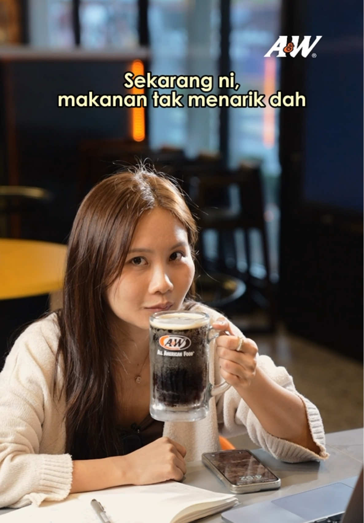 Yang paling pentingnya, nak tau bila crush you ni on duty khennn? komited nak beri servis terbaik... servis meja ya 😉