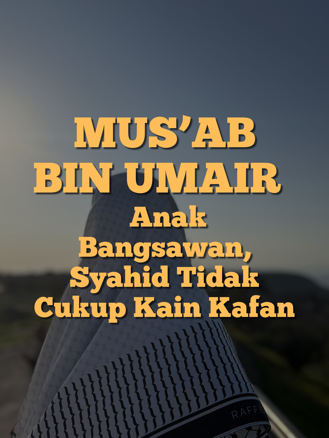 All About - Mus’ab bin Umair RA: Duta Pertama Islam dan Syahid di Uhud 1. Asal Usul dan Latar Belakang - Mus’ab bin Umair bin Hashim bin Abd Manaf adalah seorang pemuda Quraisy dari keluarga bangsawan Bani Abdud-Dar. Beliau dilahirkan dalam keluarga yang kaya raya dan sangat dihormati. Dibesarkan dalam suasana mewah, Mus'ab terkenal sebagai pemuda paling tampan, bergaya, dan wangi di Makkah. Ibunya, Khunnas binti Malik, adalah antara wanita paling tegas dan berpengaruh dalam masyarakat Quraisy. 2. Keislaman Mus’ab -Mus’ab memeluk Islam pada peringkat awal dakwah Rasulullah SAW, setelah mendengar ajaran Islam dari Dar al-Arqam. Beliau merahsiakan keislamannya kerana bimbang reaksi keluarganya, khususnya ibunya. Namun apabila berita itu diketahui, Mus’ab diseksa, dikurung dan diputuskan dari semua kemewahan. Beliau tetap teguh dan memilih iman daripada kemewahan duniawi. 