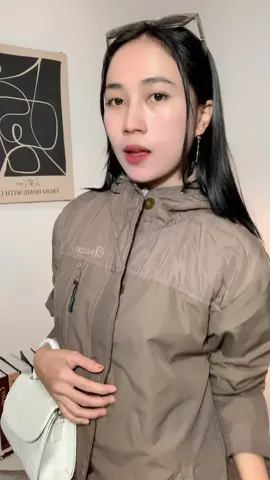 Jaket kecintaan🤎🤎 secakep ituu yg belum punya cobain deh pasti ketagihan🤤😍😍 #elzanteriapparel #jaket #jaketwanitakekinian #jaketwanita #jaketwaterproof #promoguncang77 #gajiansale #jaket2in1 