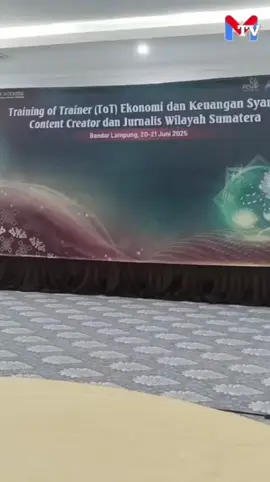 BSI Tegaskan Ciri Khas Perbankan Syariah di FESyar Sumatera 2025 (Bandar Lampung) Training of Trainer Ekonomi dan Keuangan Syariah bagi Content Creator dan Jurnalis se-Sumatera berlangsung semarak di Bandar Lampung. Dalam rangkaian FESyar Sumatera 2025, Edi Saputra dari Bank Syariah Indonesia memaparkan prinsip operasional BSI yang berbeda dari bank konvensional. Bank Syariah Indonesia berpegang teguh pada fatwa Majelis Ulama Indonesia, menolak sektor haram dan syubhat, serta memastikan semua transaksi dilakukan secara transparan melalui akad syariah. Seluruh produk BSI ditelaah Dewan Pengawas Syariah, dan tak hanya taat pajak, BSI juga menyalurkan zakat perusahaan untuk pemberdayaan umat. Dari Lampung, pelatihan ini memperkuat pemahaman ekonomi syariah, menuju ekosistem keuangan yang inklusif dan berbasis nilai.