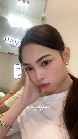 just a girl with fresh nails, mirror clips, and a lil social anxiety at the salon while waiting for her sundo >< #nails #nailinspo #justagirl #newnails 