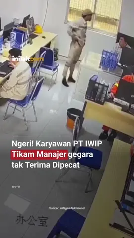 Seorang karyawan PT Indonesia Weda Bay Industrial Park (IWIP), Lika Tamher, nekat menikam manajernya Wen Qiang di dalam area kantor perusahaan yang berlokasi di Desa Woekob, Kecamatan Weda Tengah, Halmahera Tengah, pada Senin (23/6) sekitar pukul 08.30 WIT. Aksi brutal ini diduga dipicu oleh rasa tidak terima atas keputusan pemecatan terhadap pelaku. Saat mencoba melarikan diri, pelaku juga sempat menyerang karyawan lain di lokasi kejadian. “Korban pertama bernama Wen Qiang, jabatan sebagai Manajer PT LTL Departemen OS. Korban kedua bernama Zhao Xiang, sebagai Formen di Departemen yang sama,” ujar Ipda Ramli Soleman, Kasi Humas Polres Halmahera Tengah. Saat ini, pelaku telah diamankan pihak kepolisian dan korban dirawat intensif. Kasus ini masih dalam proses penyelidikan lebih lanjut. - Selengkapnya kunjungi website dengan klik link di bio atau download aplikasi di AppStore dan Google Play Store. #inilahNews #PTIWIP #Pecat #Inilahcom #titiktengah #titikcerah 