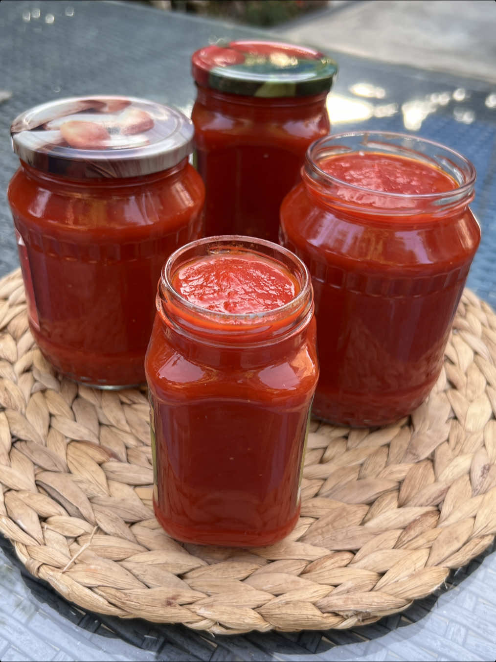 Qışlıq qatqısız tomat hazırlayaq🤌🍅Bəs siz tomatı özünüz hazırlayırsız ya alırsız?  Pomidor-3kg Kapya bibər-1.5kg Su-yarım stəkan Bitki yağı-1armudu stəkan Duz-2x.q. Sterilizə olunmuş bankalara yığıb,üzərinə bitki yağı gəzdirib, sərin bir yerdə qış üçün saxlayın.🤌 #resept #yemek #tarif 