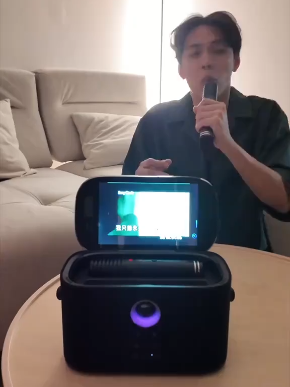 Ikarao 愛克拉最新迷你無線行動款KTV！室內戶外都好唱！唱歌不再受限！All-in-one 伴唱機結合『觸控螢幕、無線麥克風、藍牙喇叭』，隨身就是你的專屬舞台！音質飽滿不失真，小機身大聲量，開機即開嗓，聚會、野餐、露營、宅在家都能 High 翻天！