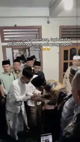 Ini emang sederhana tapi apakah pejabat tinggi bisa seperti beliau adab dan sopan santunnya? 🥹🥹 #gibranrakabuming #wakilpresiden #gibran #masgibran #gibranrakabumingraka #wapres #gusiqdam #gusiqdammuhammad 