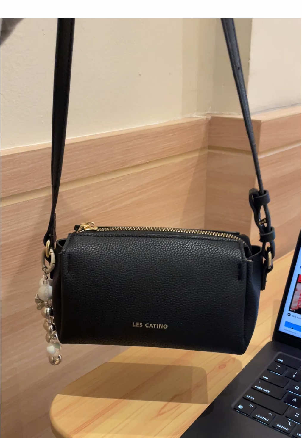 Cantik kecil muat banyak brg #lescatino #lescatinostyle #slingbag #rekomendasitas 