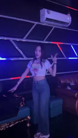 badan lemas kepala pusing bibir pecah pecah, katanya obatnya larutan cap kaki dua di atas pundak #discotik #duniaparty #dugem #hiburanmalam #wanitamalam #ktvmedan #djmedan 