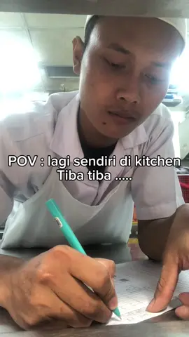 Pesanan datang di waktu yang kurang tepat 😭🤸 #fypシ゚ #fnb #kitchen #crew 