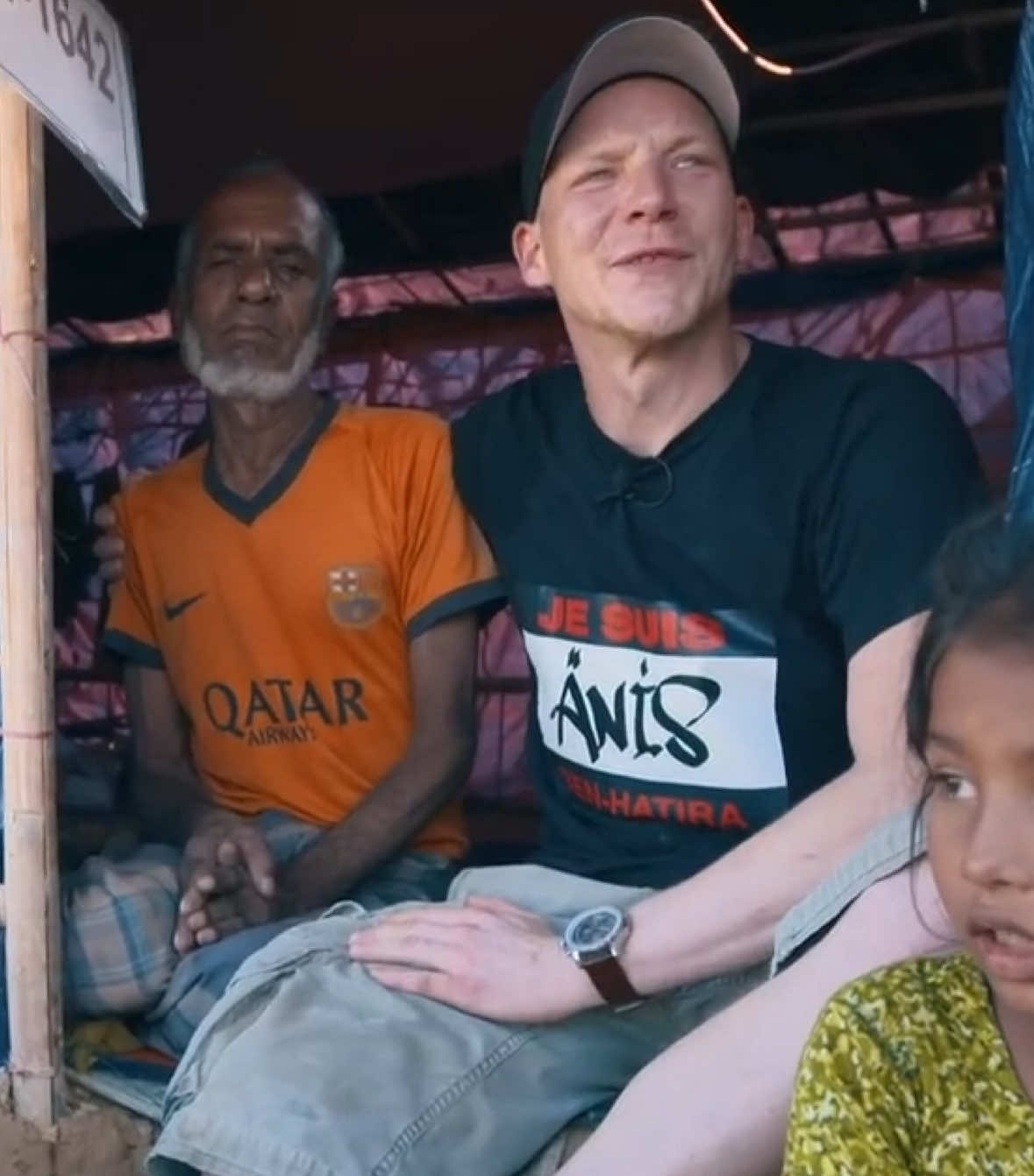 Vor einiger Zeit hat sich Marcel bei uns gemeldet. Sein Wunsch: einmal als Krisenhelfer mit uns in eines der Länder reisen, die wir besuchen, um Hilfe zu leisten. Er wollte mit eigenen Augen sehen, wie die Menschen in Flüchtlingslagern leben, und aus erster Hand Erfahrungen sammeln. Wir haben ihn gerne eingeladen, uns auf einer Reise zu begleiten – und diese Reise hat ihn tief bewegt. Besonders als er von der tragischen Geschichte der Rohingya erfuhr: einer Minderheit, die in Myanmar brutal verfolgt, ermordet und vertrieben wurde. Viele Rohingya konnten nur durch eine gefährliche Flucht in den Dschungel Bangladeschs überleben. Marcel begleitete uns in das Kota Paru Camp in Bangladesch, wo wir mit unserem Team Flüchtlingshilfe geleistet haben. Die Eindrücke dieser Reise haben ihn nachhaltig geprägt. United Help Force e.V. IBAN: DE57 2806 1822 0072 1956 00 BIC / Swiftcode: GENODEF1EDE  Paypal: info@unitedhelpforce.com #UnitedHelpForce #Krisenhilfe #Flüchtlingshilfe #Rohingya #Bangladesch